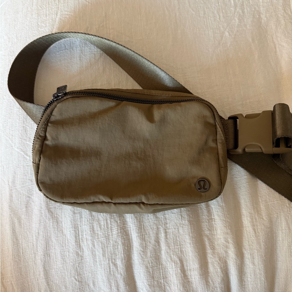 Lululemon everywhere belt bag